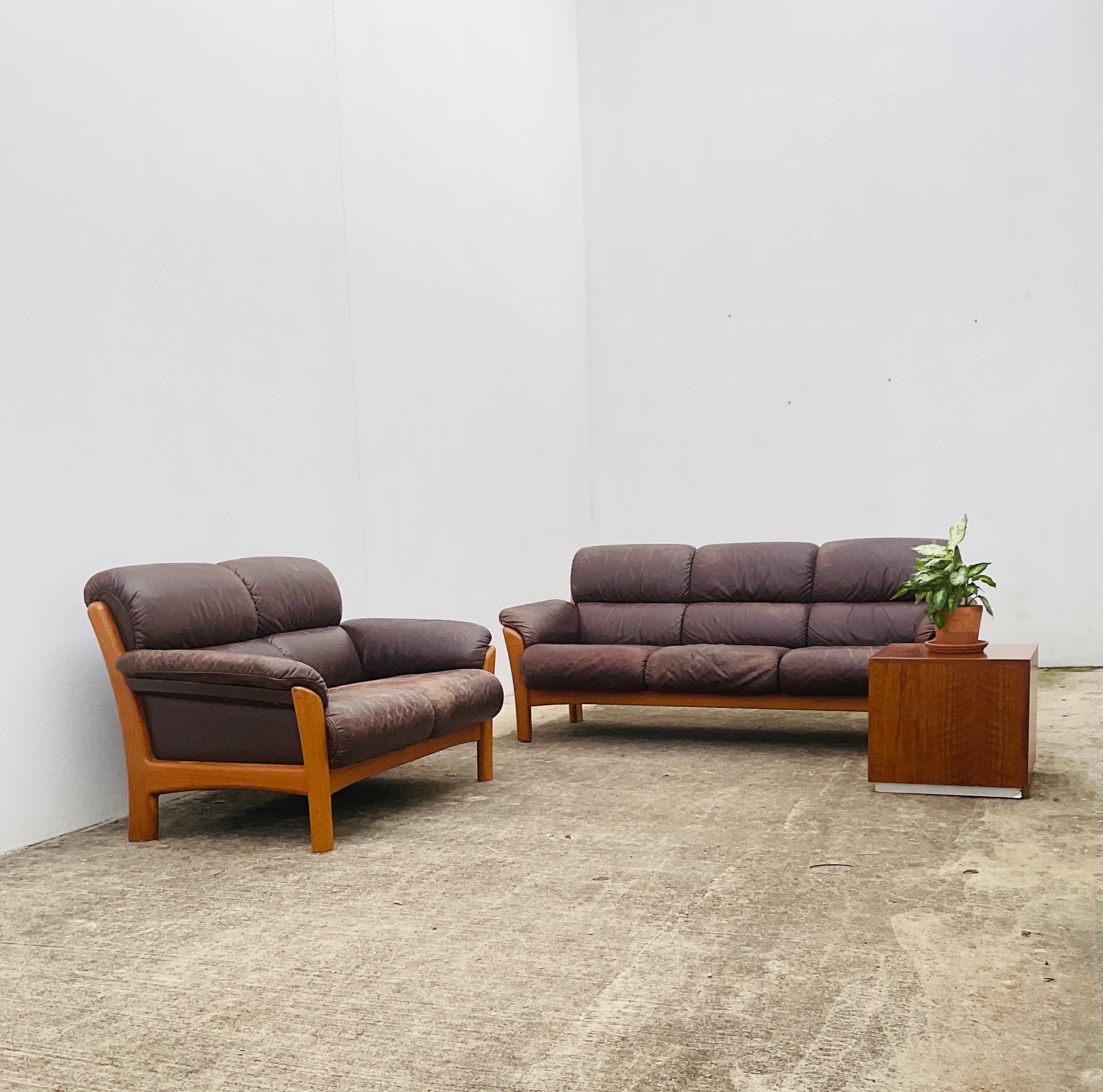 Distressed outlet leather loveseat